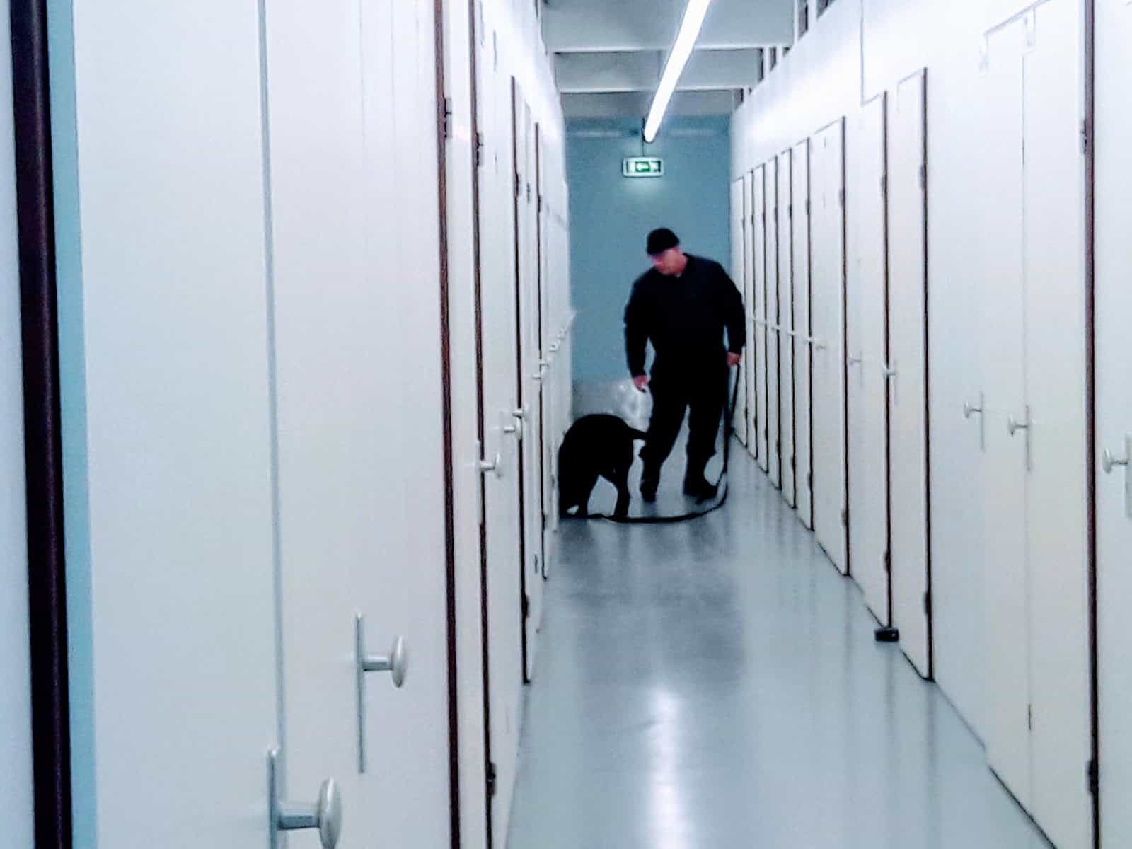 Technicus voert preventieve controle uit in datacenter met serverkasten.